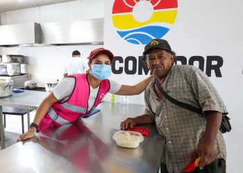 Ana Paty Peralta, visitó el Comedor Comunitario de la SM 235 de Cancún