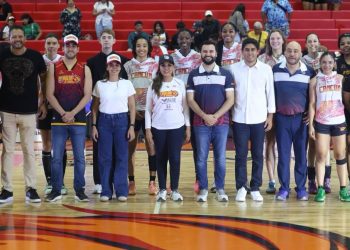 Ana Paty Peralta asiste al partido inaugural de la Liga Nacional de Baloncesto Profesional (LNBP) Femenil en Cancún