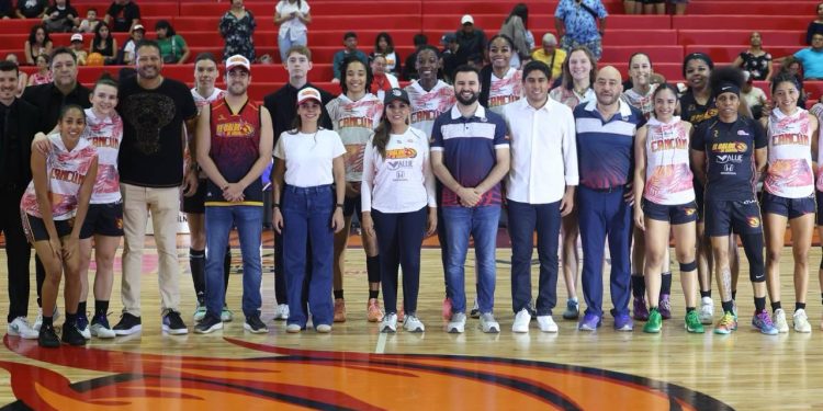 Ana Paty Peralta asiste al partido inaugural de la Liga Nacional de Baloncesto Profesional (LNBP) Femenil en Cancún