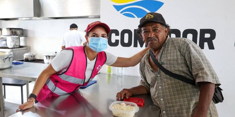Ana Paty Peralta, visitó el Comedor Comunitario de la SM 235 de Cancún