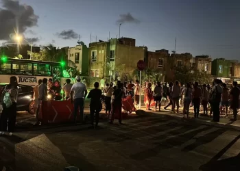 Apagones en Playa del Carmen desatan caos y bloqueos vecinales