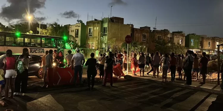 Apagones en Playa del Carmen desatan caos y bloqueos vecinales