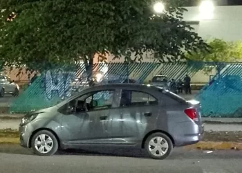 Abandonan auto baleado y encendido frente al Hospital General