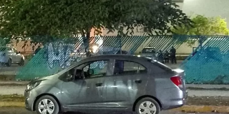 Abandonan auto baleado y encendido frente al Hospital General