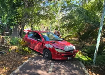 Accidente en Blvd. Kukulcán deja coche volcado en ciclovía