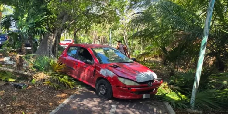 Accidente en Blvd. Kukulcán deja coche volcado en ciclovía