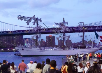 Buque Cuauhtemoc de la Marina choca con el puente de Brooklyn