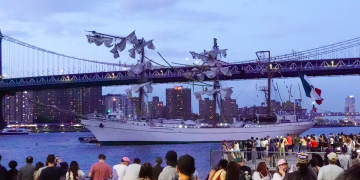 Buque Cuauhtemoc de la Marina choca con el puente de Brooklyn