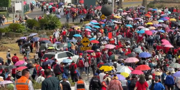 CNTE bloquea el AICM Sheinbaum cancela reunión pactada