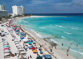 Panorama del clima en Cancún con altas temperaturas y cielo mayormente despejado el 19 de mayo.