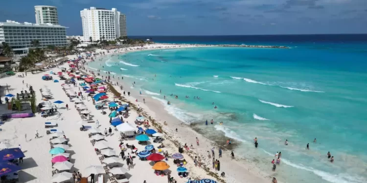 Panorama del clima en Cancún con altas temperaturas y cielo mayormente despejado el 19 de mayo.