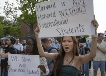 Estudiantes de Harvard protestan tras cancelacion de contratos por parte del gobierno de Trump