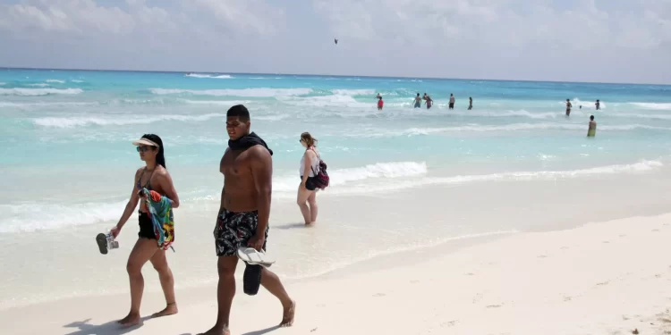 Famosos en Cancún insultando a paparazzis
