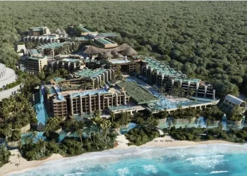 Fachada de un hotel en Cancún con maletas en la entrada, representando a famosos en Cancún siendo echados de hoteles tras escándalos.