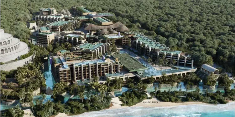 Fachada de un hotel en Cancún con maletas en la entrada, representando a famosos en Cancún siendo echados de hoteles tras escándalos.