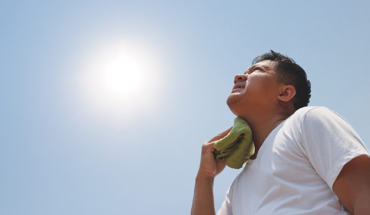 Persona viendo al sol 