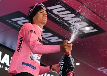 Isaac Del Toro resiste en la montaña y sigue líder tras ser segundo en la etapa 19 del Giro