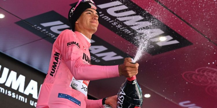 Isaac Del Toro resiste en la montaña y sigue líder tras ser segundo en la etapa 19 del Giro