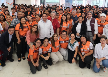 Mara Lezama celebra el Aniversario de la Universidad Pirotecnica