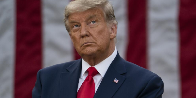 Trump prohíbe a Harvard estudiantes extranjeros