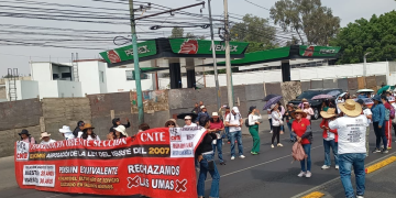 CNTE Bloquea el AICM en CDMX y paraliza el trafico
