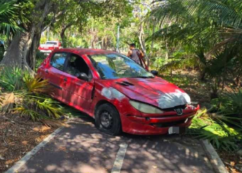 Abandonan auto en la ciclovia de la Zona Hotelera