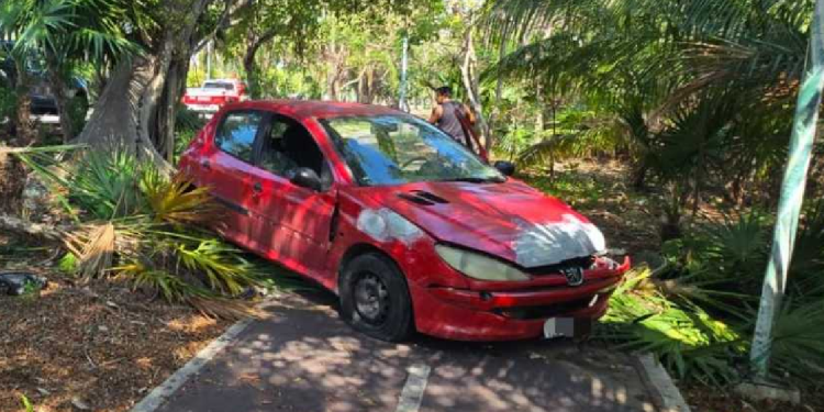 Abandonan auto en la ciclovia de la Zona Hotelera