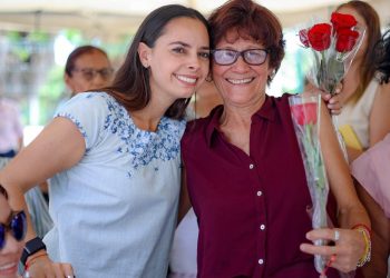 Ana Paty Peralta celebra el Día de las Madres en la Casa de la Mujer de Cancún