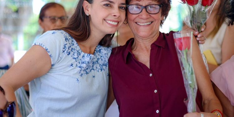 Ana Paty Peralta celebra el Día de las Madres en la Casa de la Mujer de Cancún