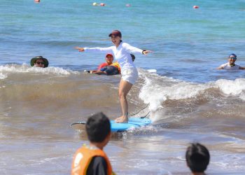 Ana Paty Peralta participó en una clase de surf organizada por Deep Roots Surf Ministry