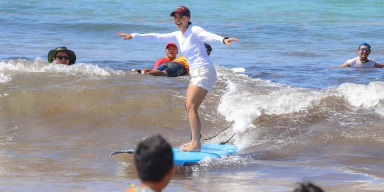 Ana Paty Peralta participó en una clase de surf organizada por Deep Roots Surf Ministry