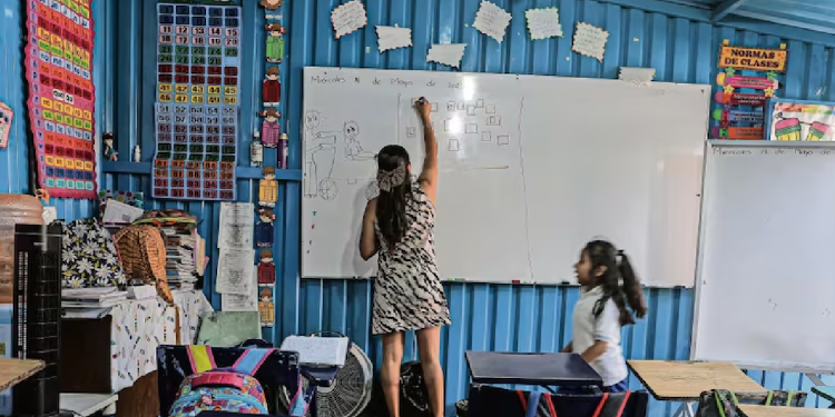 Escuela en un viejo vagon del Estado de Mexico