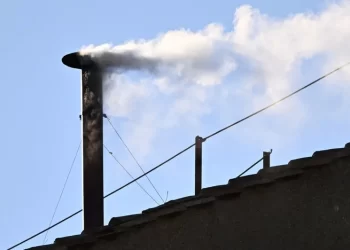 ¡Sale humo blanco! Nuevo Papa es elegido por cardenales