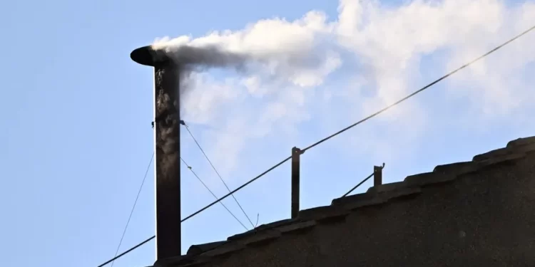¡Sale humo blanco! Nuevo Papa es elegido por cardenales
