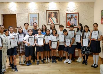 Ana Paty Peralta, convivió con los integrantes del “XVIII Cabildo Infantil por un día”