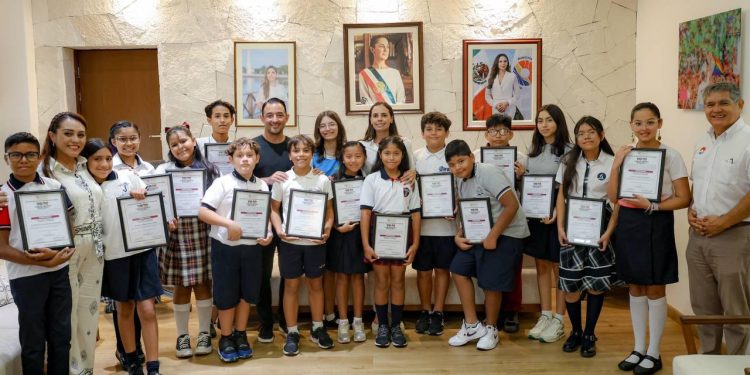Ana Paty Peralta, convivió con los integrantes del “XVIII Cabildo Infantil por un día”