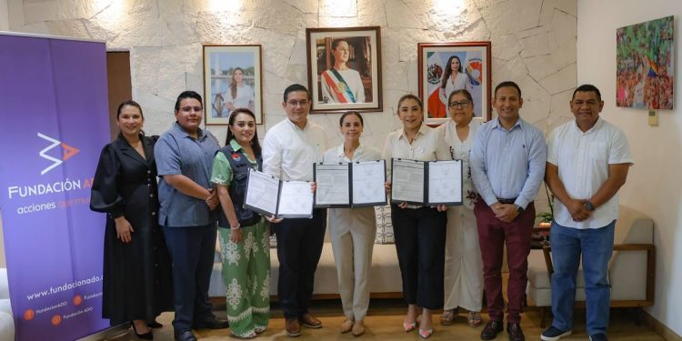 Ana Paty Peralta, firmó un convenio de colaboración con la empresa ADO