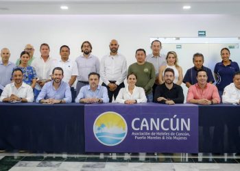 Realizan mesa de coordinación para la atención integral del sargazo con la Asociación de Hoteles de Cancún, Puerto Morelos e Isla Mujeres