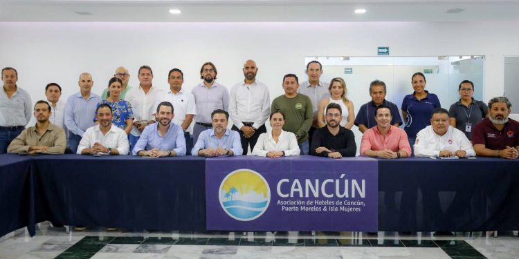 Realizan mesa de coordinación para la atención integral del sargazo con la Asociación de Hoteles de Cancún, Puerto Morelos e Isla Mujeres