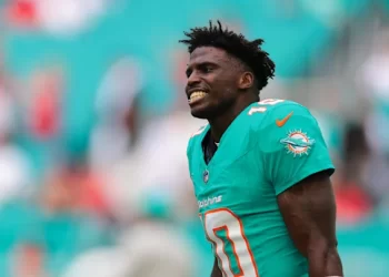 Tyreek Hill celebra tras una jugada destacada con los Dolphins