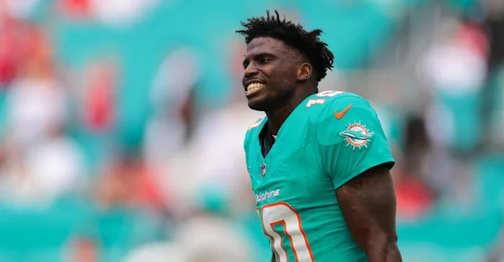 Tyreek Hill celebra tras una jugada destacada con los Dolphins