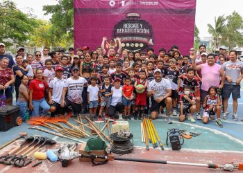 Ana Paty Peralta lideró brigada de RRED en la cancha de básquetbol de la Supermanzana 520
