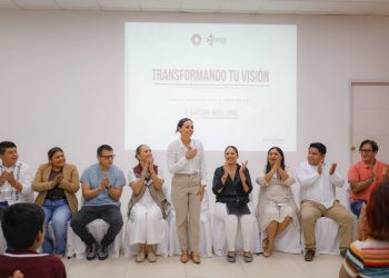 Ana Paty Peralta entrega 70 lentes de armazón gratuitos a mujeres y hombres en Cancún