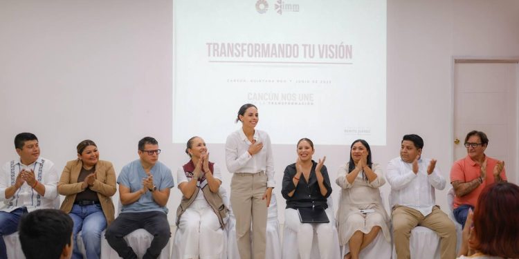 Ana Paty Peralta entrega 70 lentes de armazón gratuitos a mujeres y hombres en Cancún