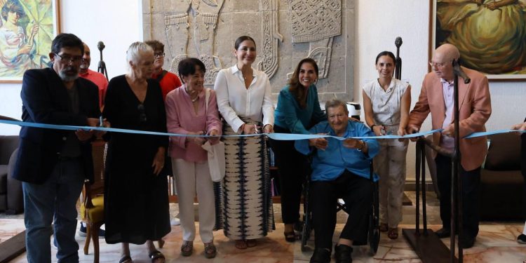 Ana Paty Peralta participa en la inauguración de la Galería Turquesa