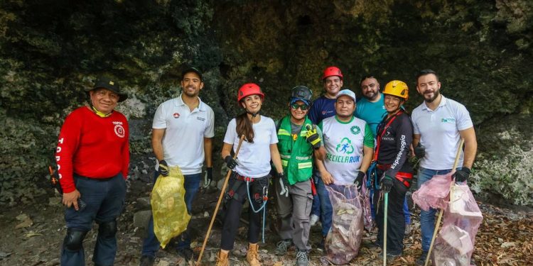 Ana Paty Peralta, realiza Jornada de limpieza del programa “Cenotes Urbanos” en la Supermanzana 216