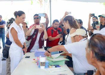Ana Paty Peralta emite su voto para la elección del Poder Judicial 2025