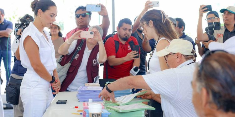 Ana Paty Peralta emite su voto para la elección del Poder Judicial 2025