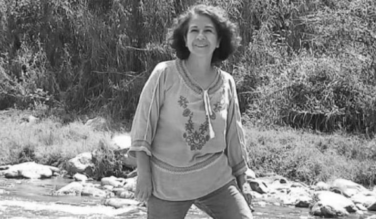 Lilia Gema García Soto posando en campo agrícola de San Mateo Piñas