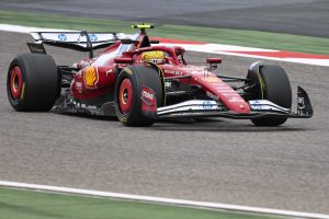 Auto de Fórmula 1 en los boxes ajustándose para los próximos cambios significativos en la alineación de equipos